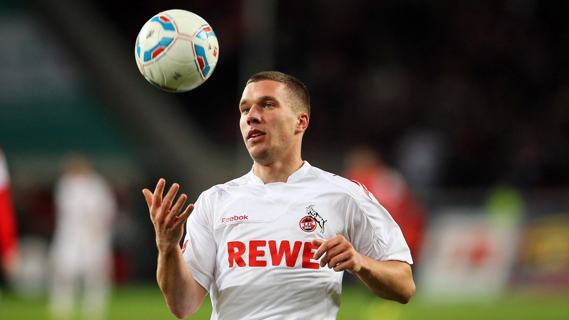 罗马队员替补上场取得关键进球，帮助球队取胜，罗马队足球